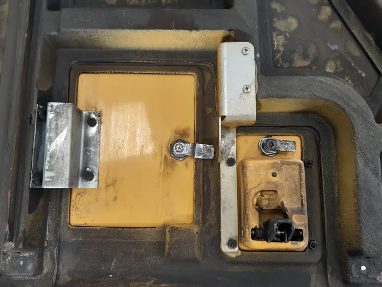 Compartment door for CATERPILLAR 918M
