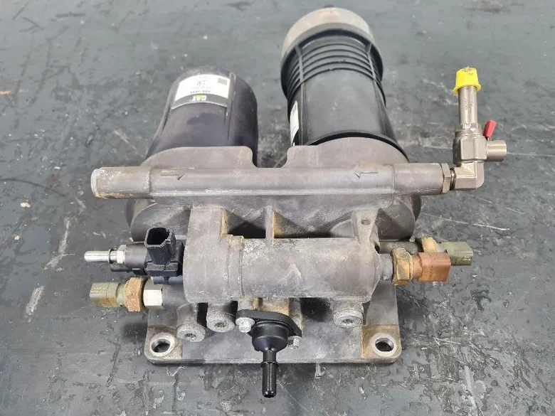 SUPPORT + FILTRE SEPARATEUR EAU/CARB.