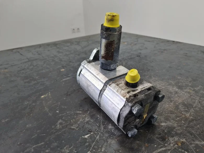 Auxiliary hydraulic pump for VOLVO EWR150E