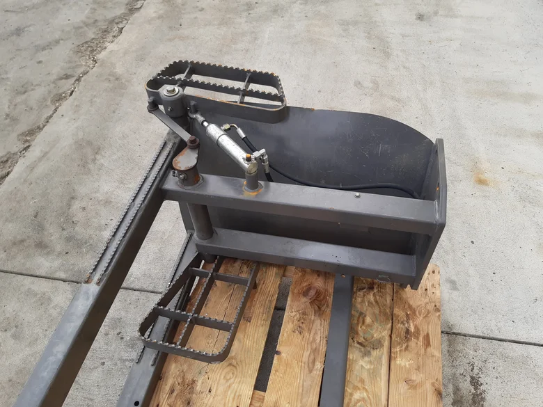 Marche-pied pour MECALAC 714MW