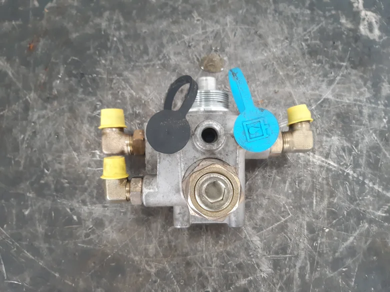 SUPPORT DE FILTRE HYDRAULIQUE