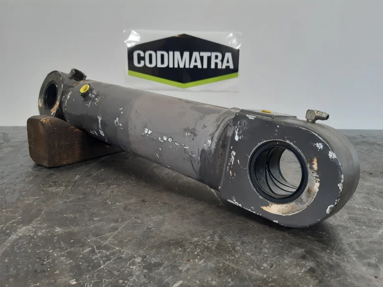 Offset cylinder for MECALAC 12MXT