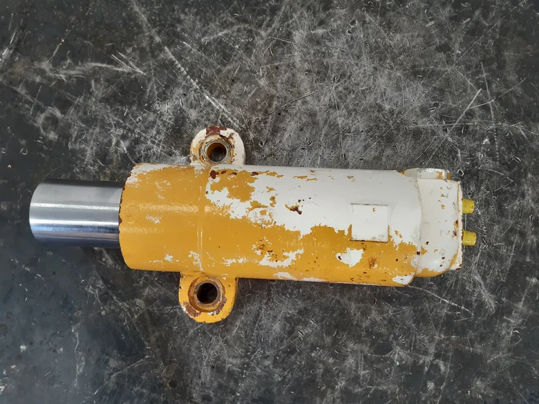 Axle housing lock cylinder for MECALAC 12MXT