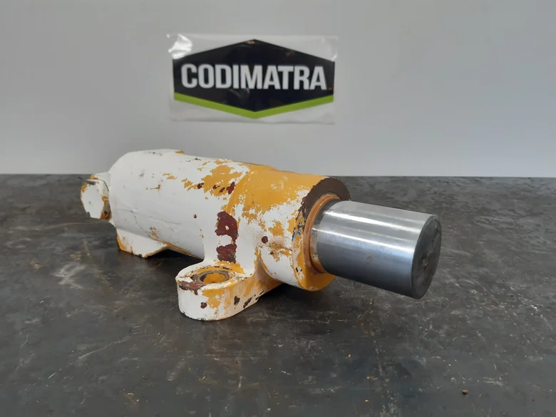 Axle housing lock cylinder for MECALAC 12MXT