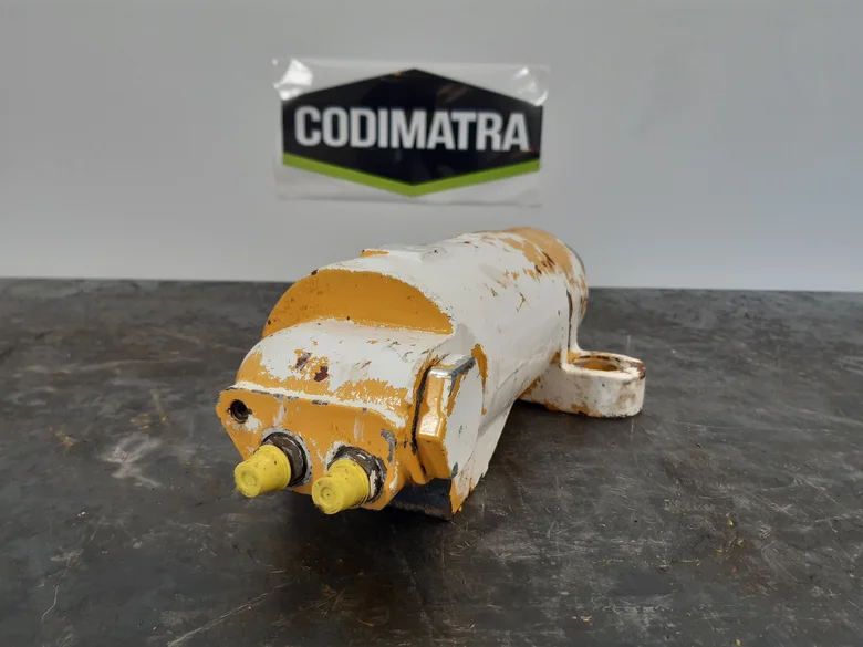 Axle housing lock cylinder for MECALAC 12MXT