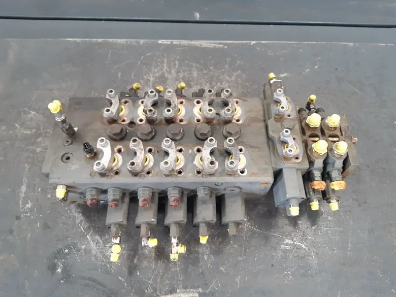Distributeur hydraulique pour LIEBHERR LH22M