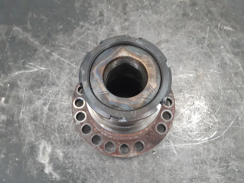 Wheel spindle for VOLVO L45B