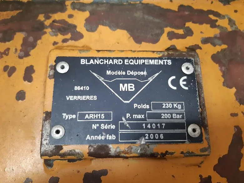 Quick coupler for CASE WX165