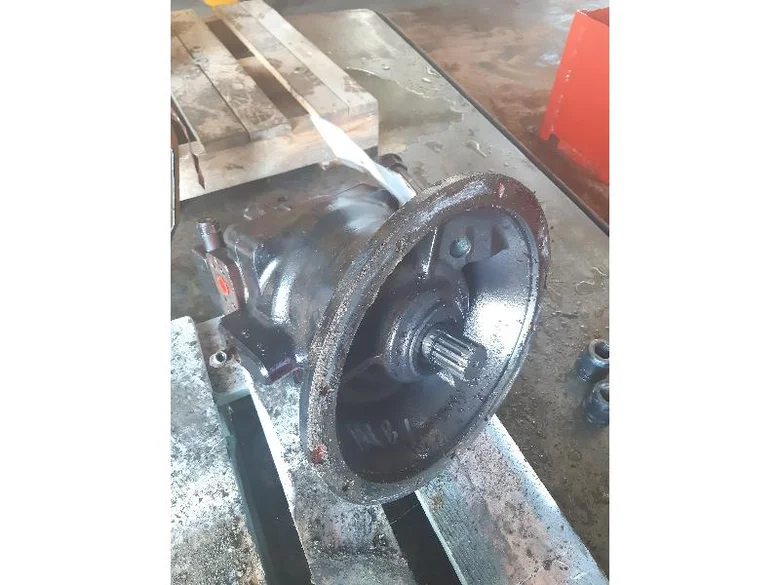 Moteur hydraulique de rotation pour JCB JS260LC