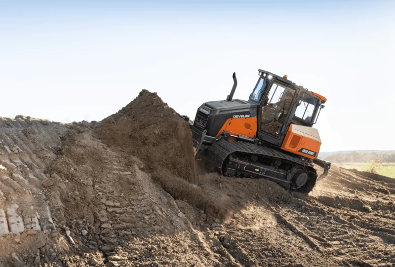 Bulldozer DEVELON - DD130