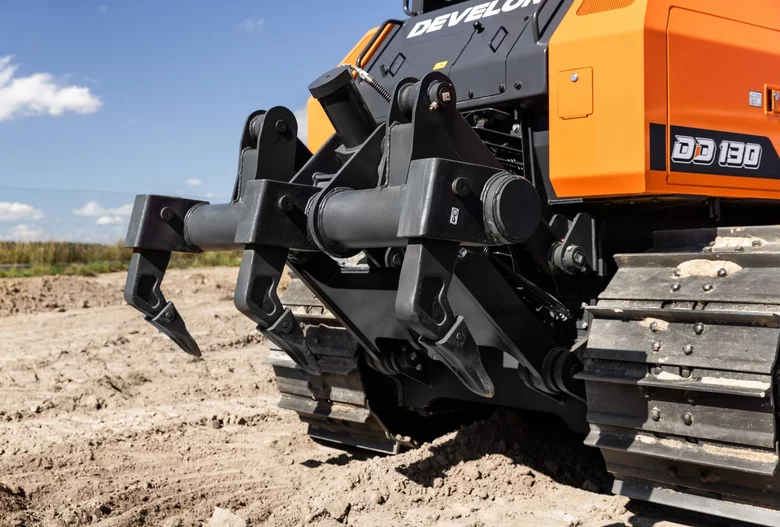 Bulldozer DEVELON - DD130